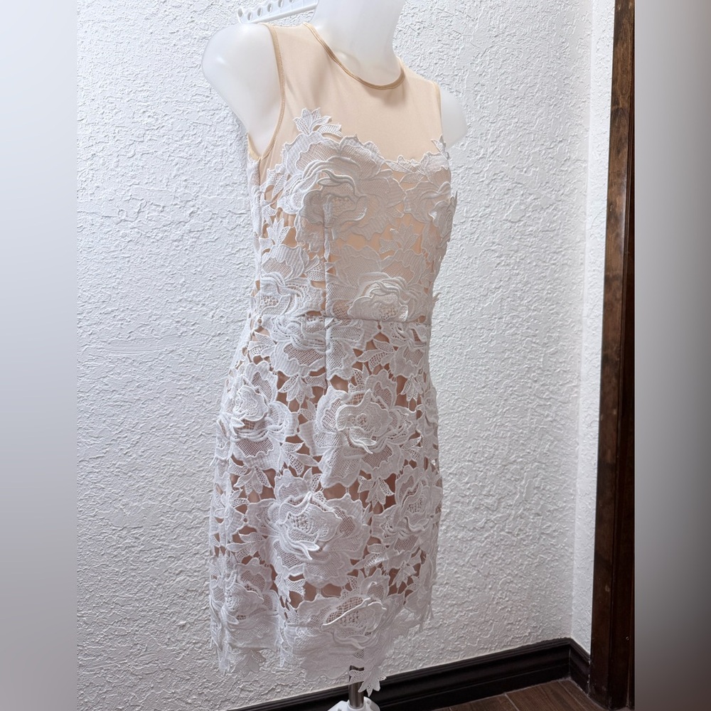 Elegant White Floral Lace Dress - Picture 5 of 10